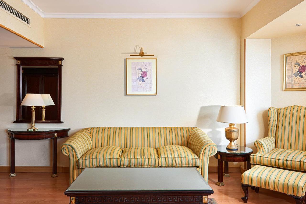 Sheraton Montazah Hotel Αλεξάνδρεια Εξωτερικό φωτογραφία A picture light above a painting
