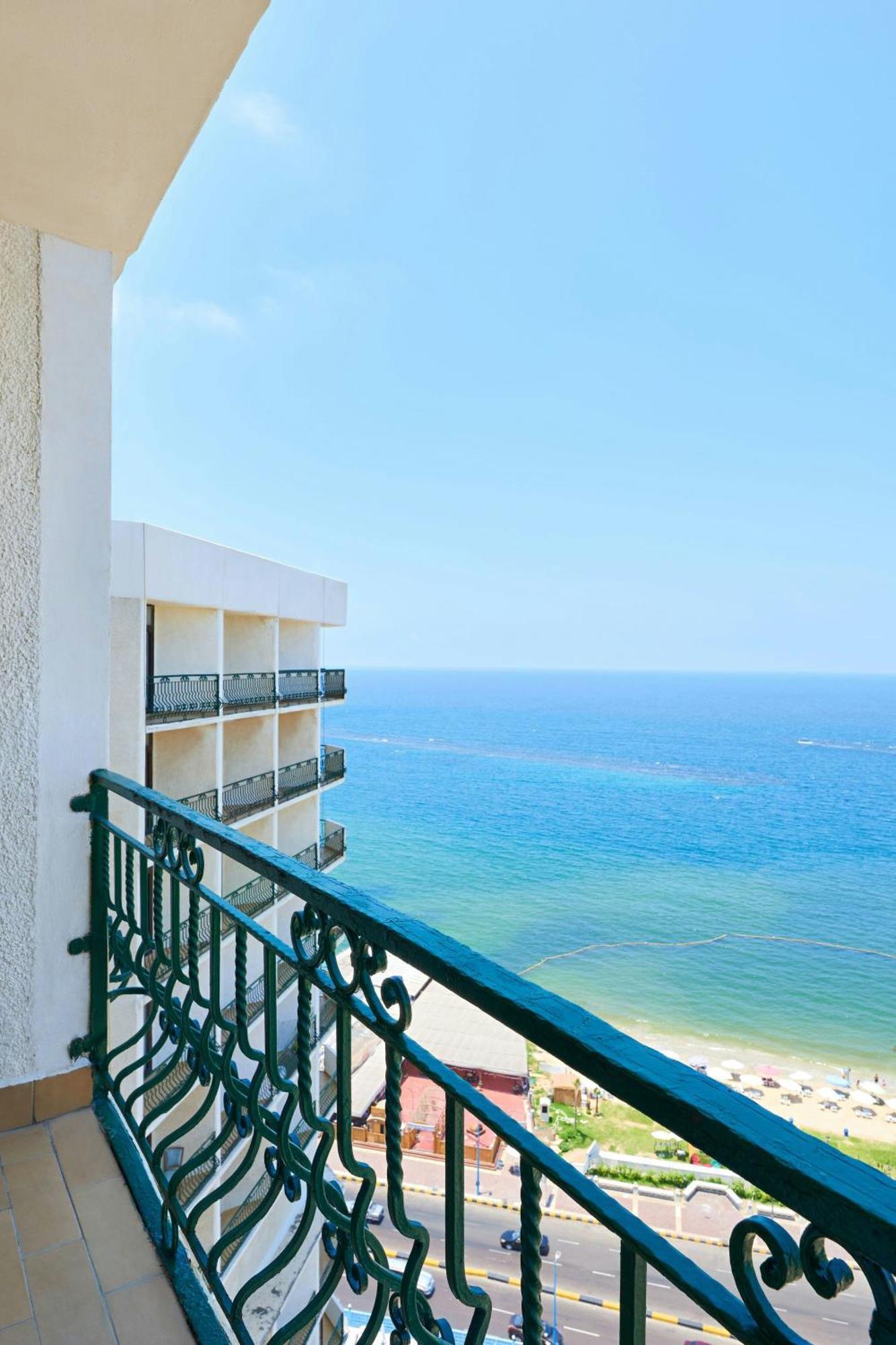 Sheraton Montazah Hotel Αλεξάνδρεια Εξωτερικό φωτογραφία Balcony of a hotel room